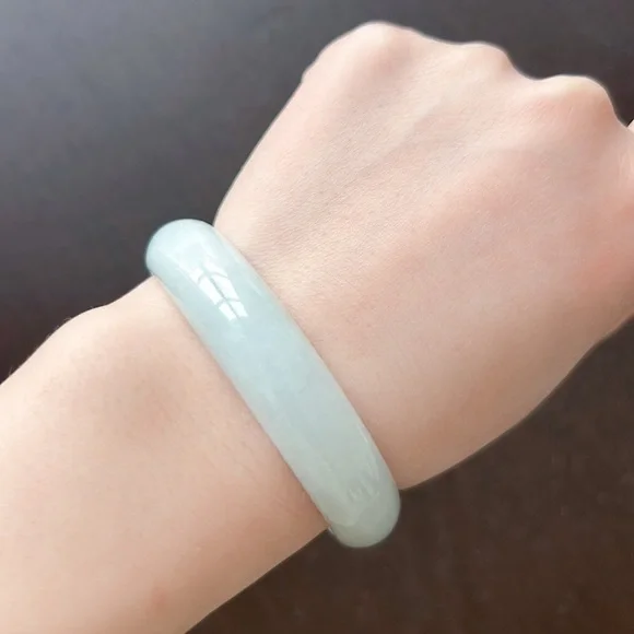 Jade bangle - Picture 3 of 5